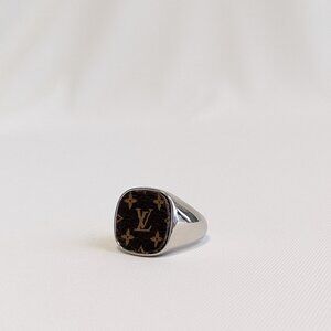Louis Vuitton mens signet ring L